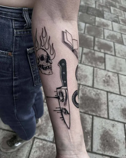 Blackwork-tatueringar på en arm