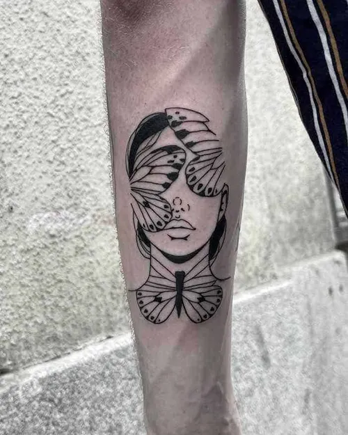 Fine line-tatuering av ett täckt ansikte