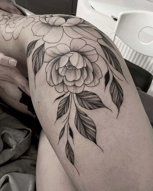 Fine line-tatuering av blommor