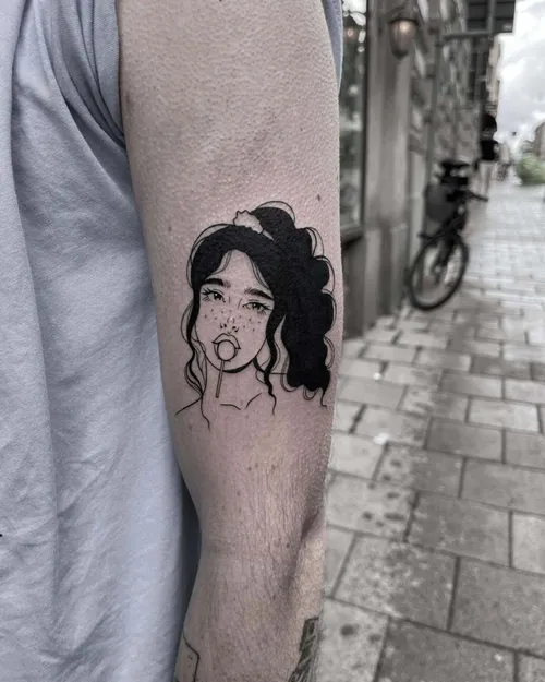 Blackwork-tatuering av en flicka med en klubba