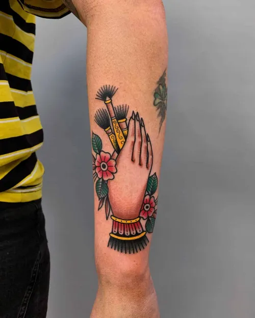 Traditionell tatuering på en hand