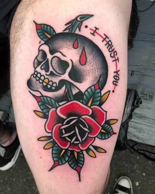 Traditionell tatuering av en dödskalle och ros
