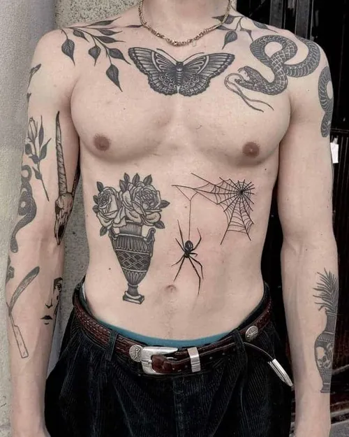 Blackwork-tatueringar över en mans överkropp